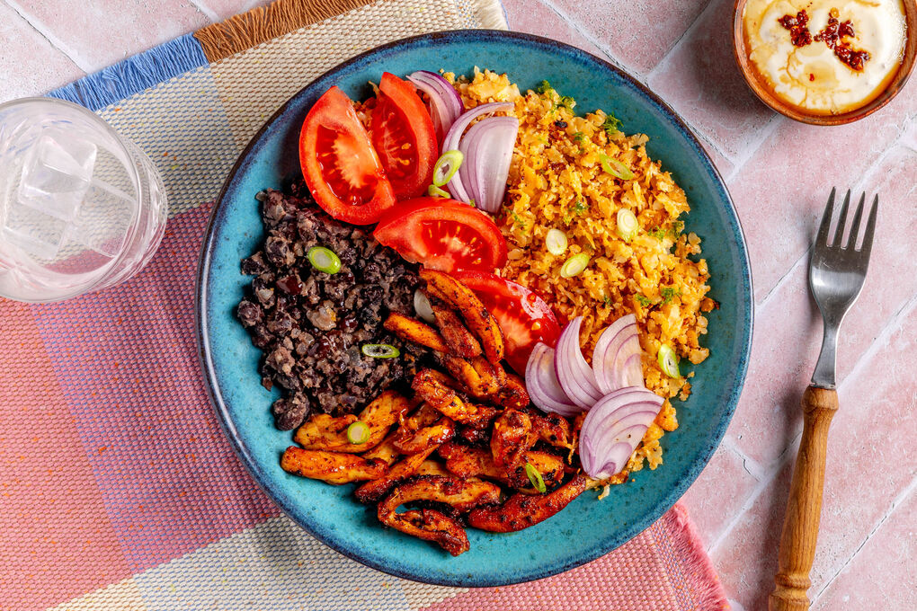 Bunte Hähnchen-Bowl Low Carb mit Blumenkohlreis und Chipotle-Joghurt