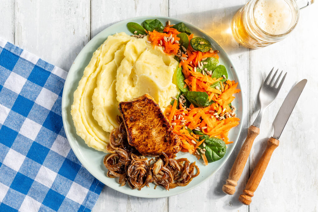Zwiebel-Schweinesteak mit Kartoffelpüree dazu frischer Salat aus Spinat und Karotten