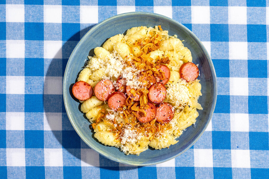 Gnocchi-Sauerkraut-Pfanne mit Rauchwurst mit Käse und Röstzwiebeln