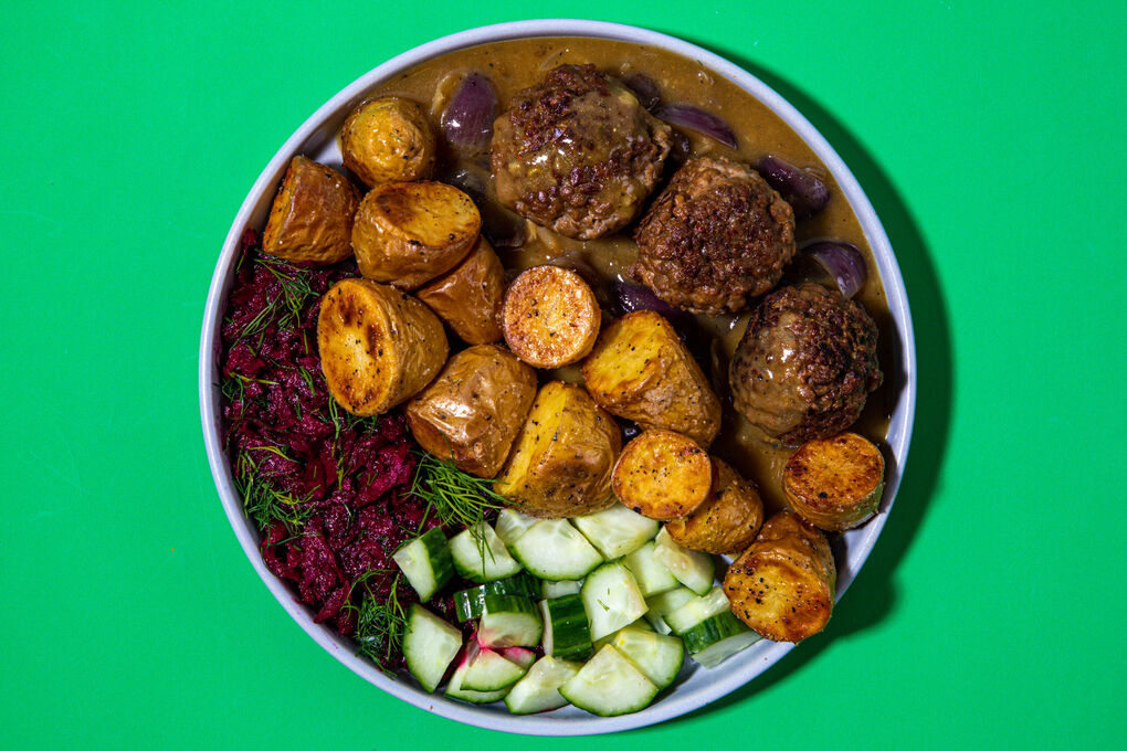 Vegane Hackbällchen schwedische Art mit eingelegtem Gemüse und Röstkartoffeln