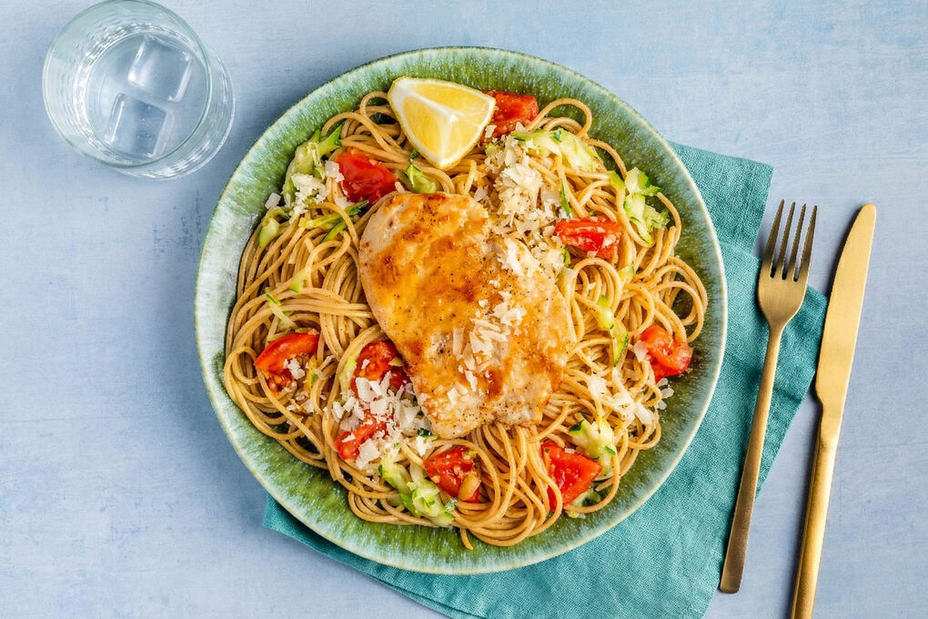Vollkornpasta mit Hähnchen mit Zucchini-Tomaten-Sauce und Käse