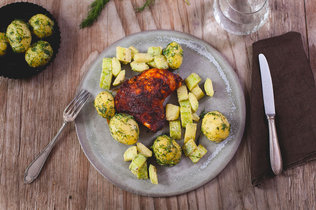 Ofen-Huhn mit Dillkartoffeln und Senfgurke