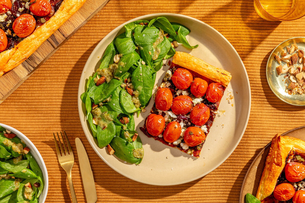 Kirschtomaten-Tarte mit Feta dazu Spinatsalat mit Kapern und Rauchmandeln