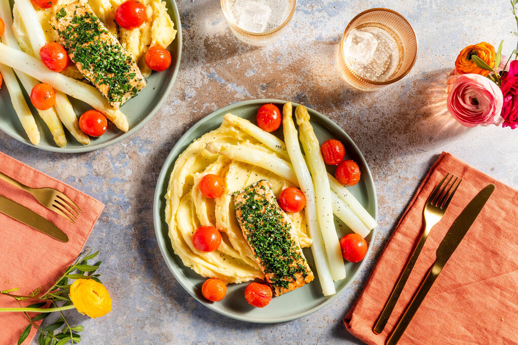 Lachs im Kräutermantel mit Spargel und Kartoffelpüree