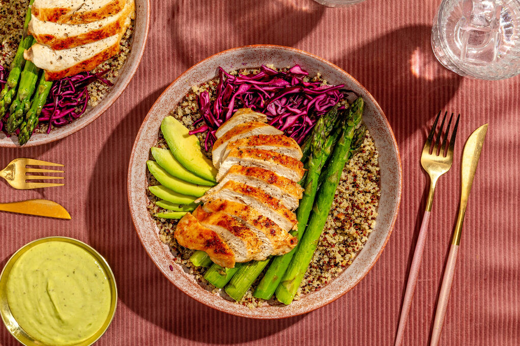 Luxuriöse Hähnchen-Quinoa-Bowl mit Rotkohl, Spargel und Avocado
