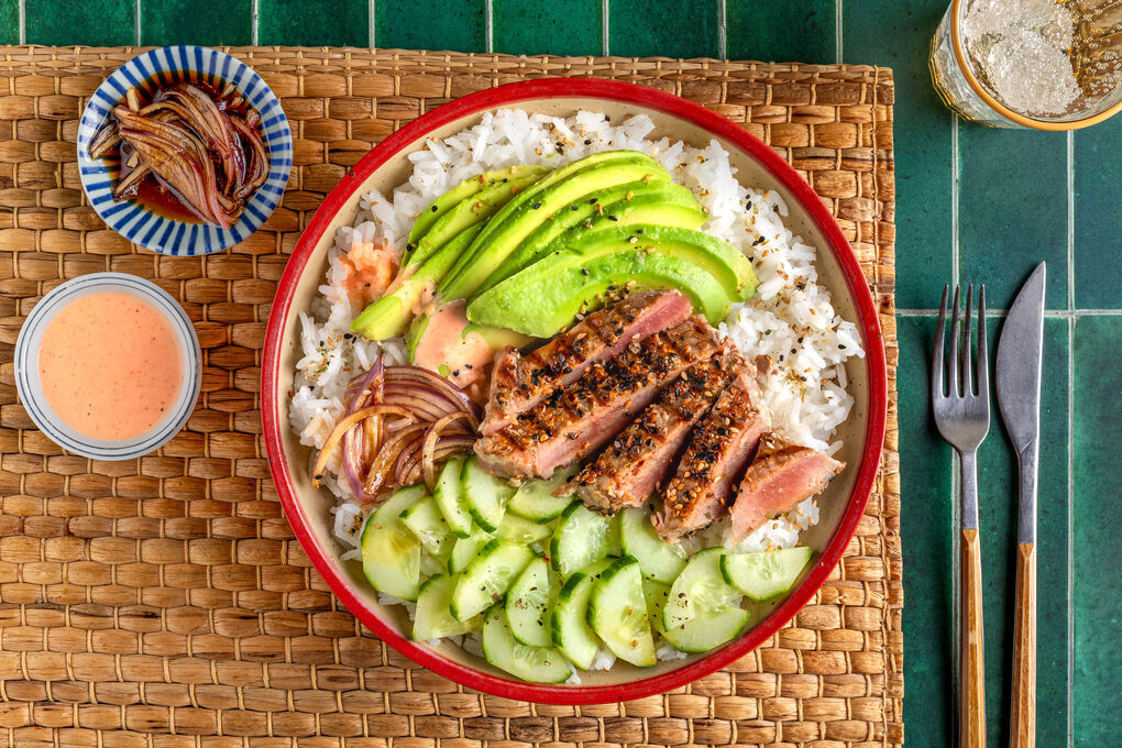 Schnelle Poké-Bowl mit gegrilltem Thunfisch mit Gurke, Avocado und Sriracha-Mayonnaise