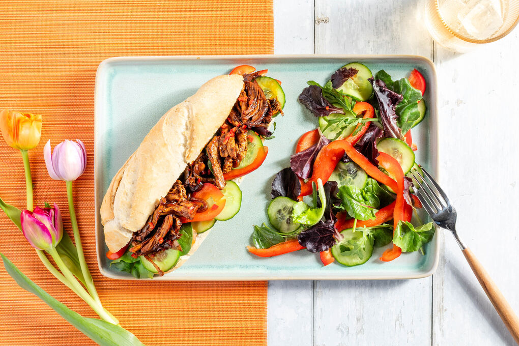 Saftiges Hähnchensandwich mit Ketjap-Manis-Sauce und Paprika