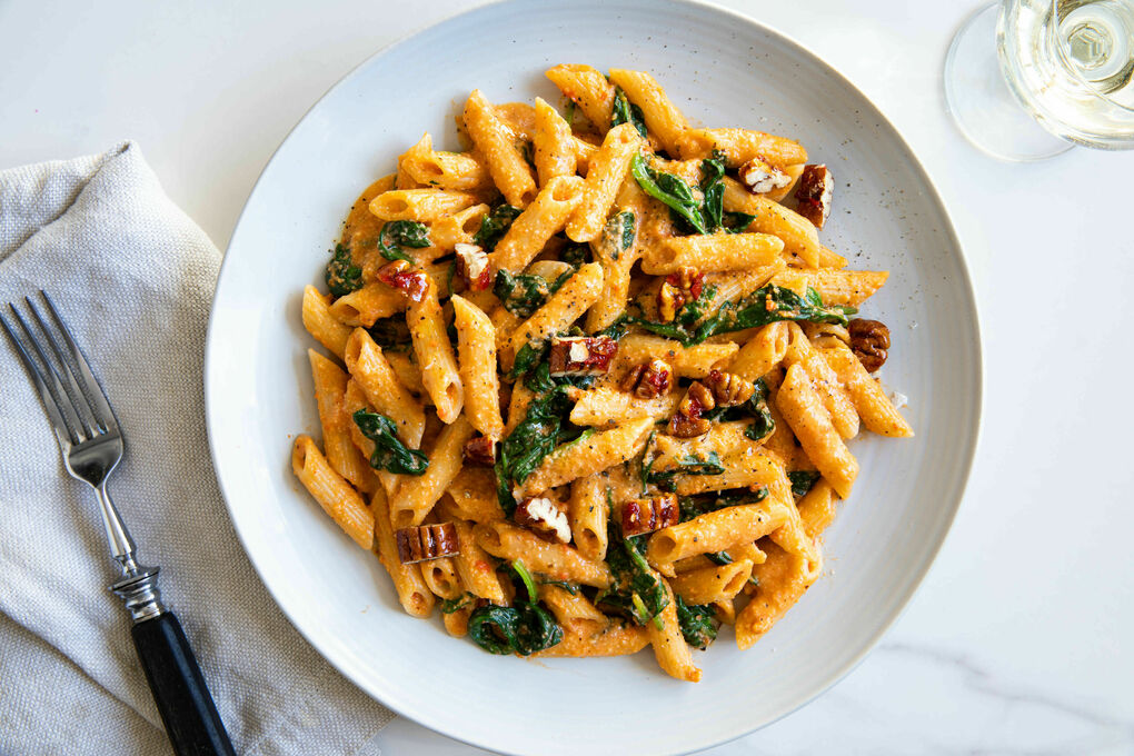 Vegane Paprika-Cashew-Pasta mit würzig-süßen Pekannüssen und Spinat
