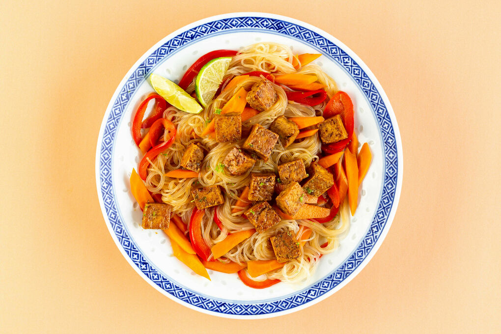 Limetten-Tofu auf Glasnudelsalat mit bunter Paprika und Karotten