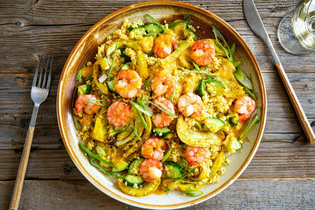 Garnelen auf Fenchel-Gurken-Bulgur mit Rösttomaten-Orangen-Dressing