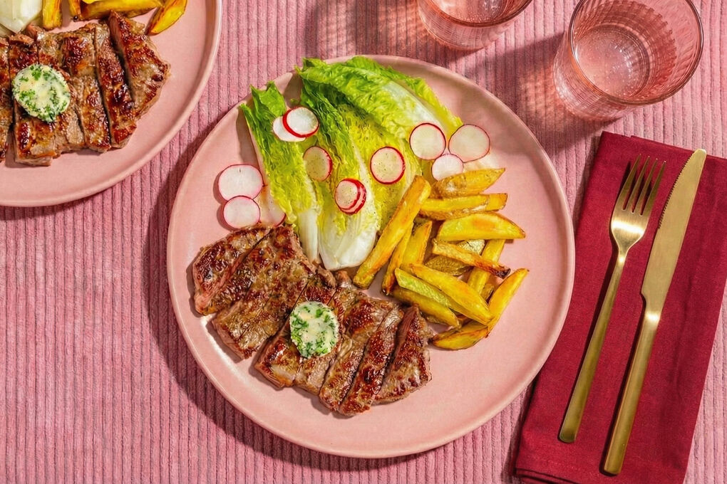 Bio-Steak frites mit Schnittlauchbutter und Romana-Radieschen-Salat