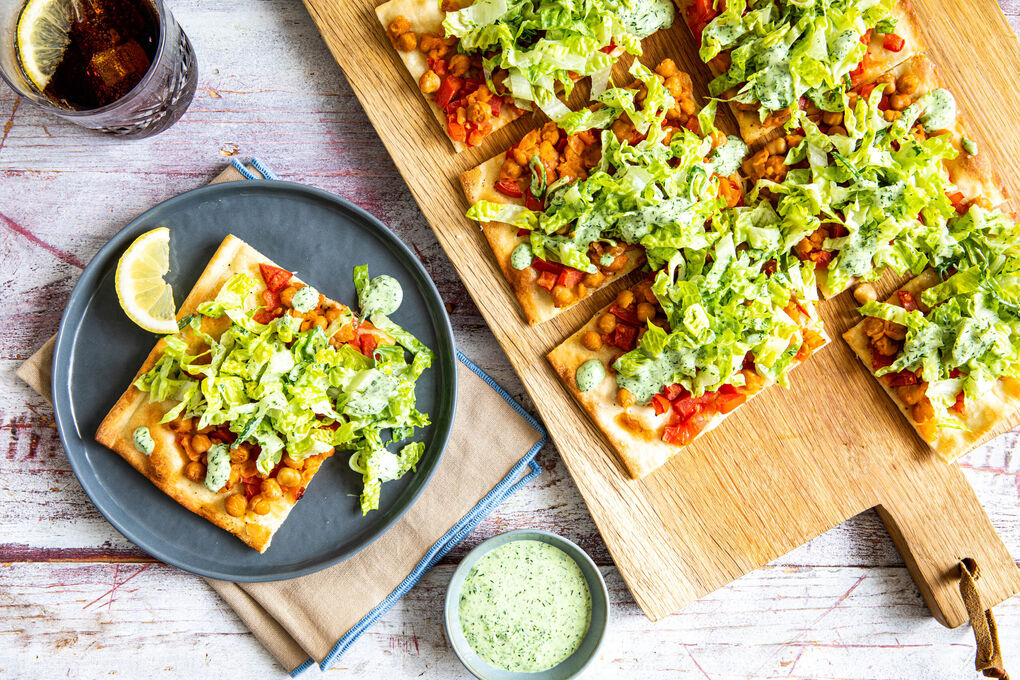 Veganer Kichererbsen-Flammkuchen garniert mit Ranch-Dressing-Salat