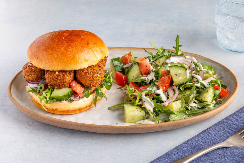 Veganer Falafelburger mit Tomaten-Gurken-Salat und Tahini