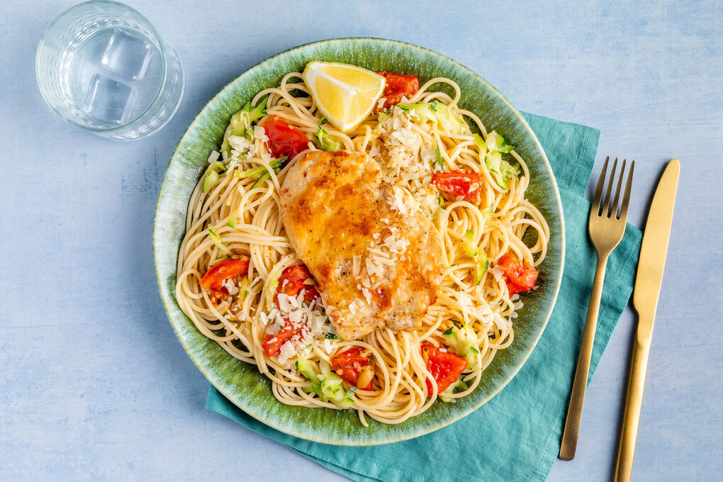 Bio-Hähnchenpasta mit Zucchini mit Tomaten und würzigem Käse