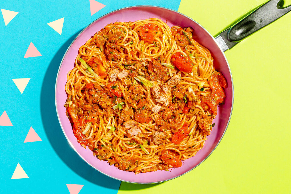 Thunfisch-Pasta mit Zucchini und fruchtiger Tomatensauce