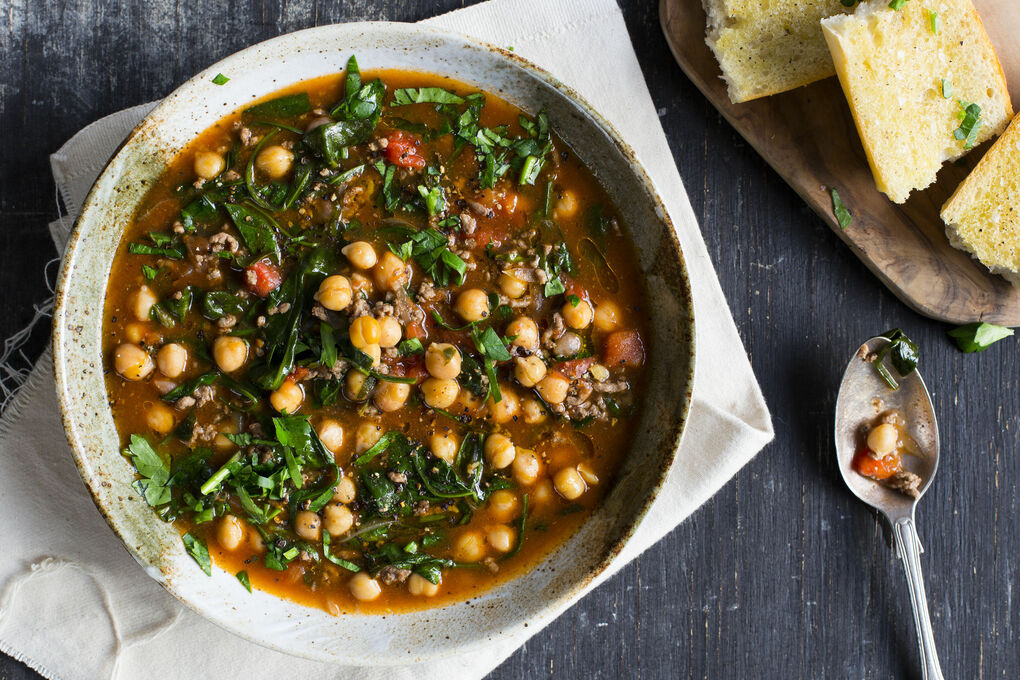 Türkische Hackfleischsuppe mit Kichererbsen und Spinat