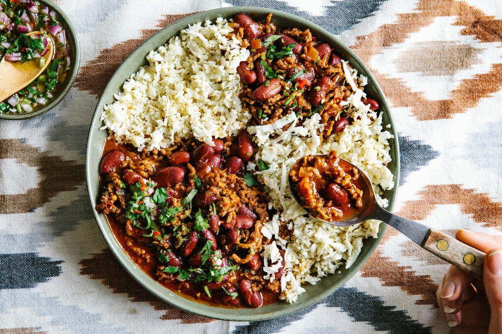 Chili con Carne Low Carb mit Blumenkohlreis und Limettensalsa