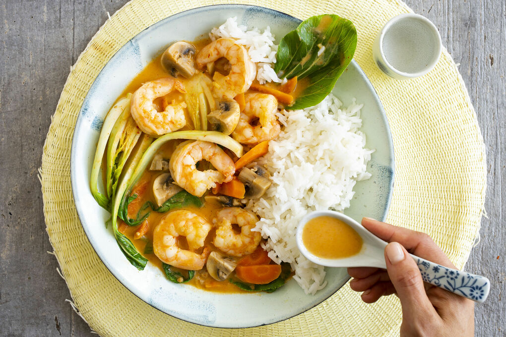 Rotes Curry mit Tigergarnelen mit Pak Choi und Jasminreis