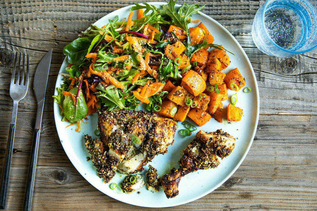 Hähnchenschenkel mit Kürbiskernkruste dazu Ofenkürbis und bunter Salat