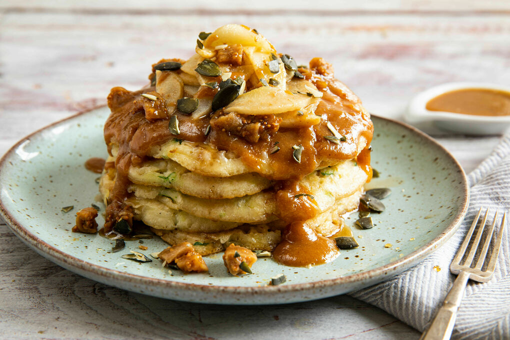 Vegane Zucchini-Pfannkuchen mit Birne und Erdnuss-Ahornsirup-Sauce