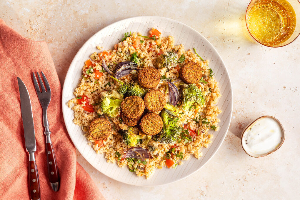 Knusprige Falafeln und Brokkoli auf Taboulé mit Joghurtdressing