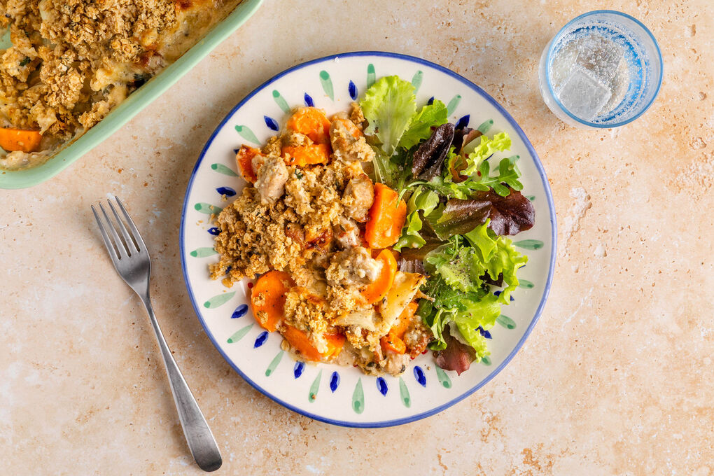 Herzhaftes Süßkartoffel-Wurst-Gratin mit Haferflocken-Walnuss-Topping und Salat
