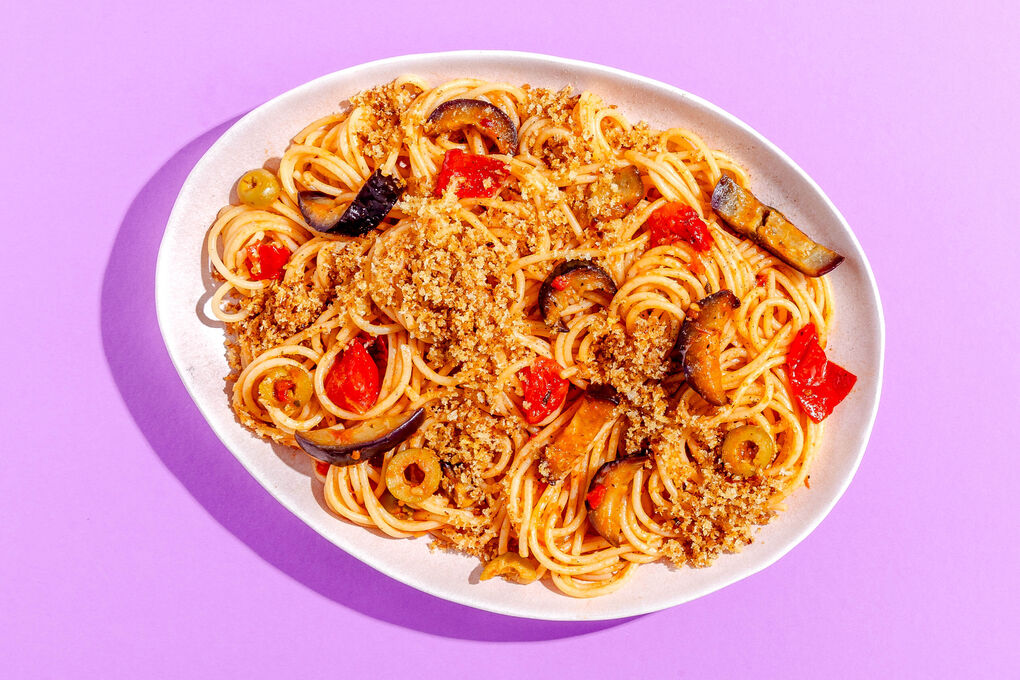 Spaghetti in Auberginen-Oliven-Sauce dazu ein knuspriges Hefeflocken-Topping