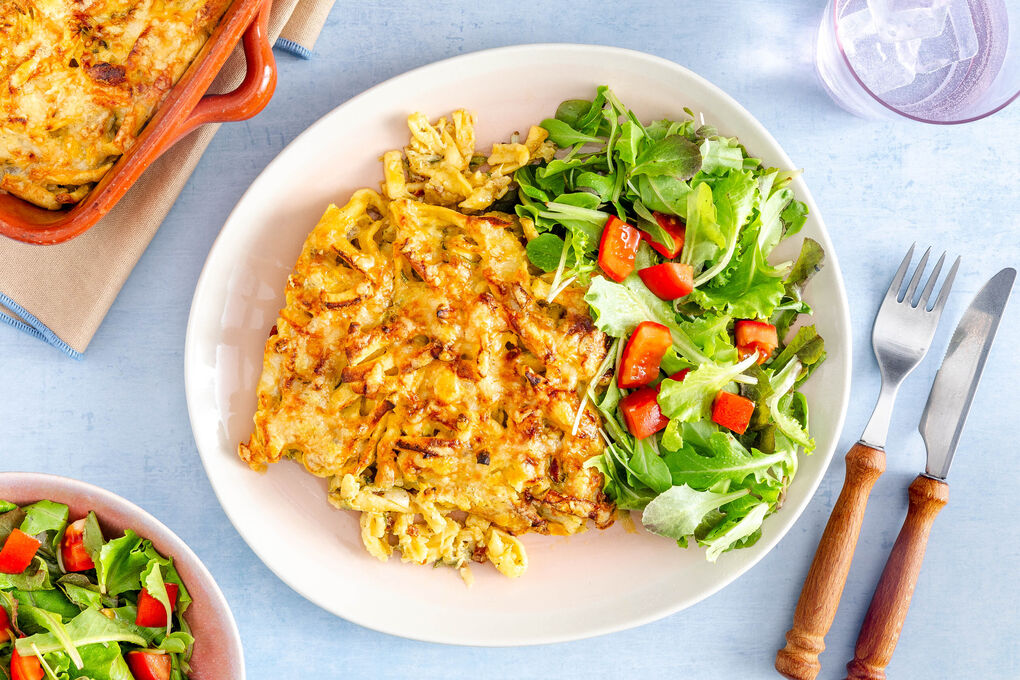 Käsespätzle mit Zucchini und getrockneten Tomaten, dazu Salat