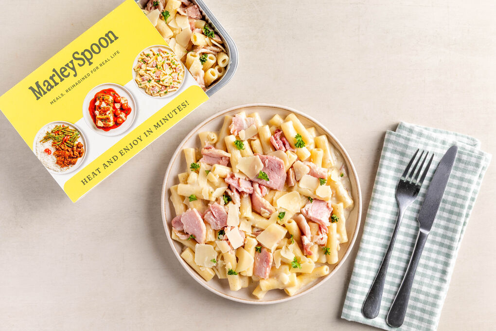 Pasta alla carbonara mit Käse und Speck
