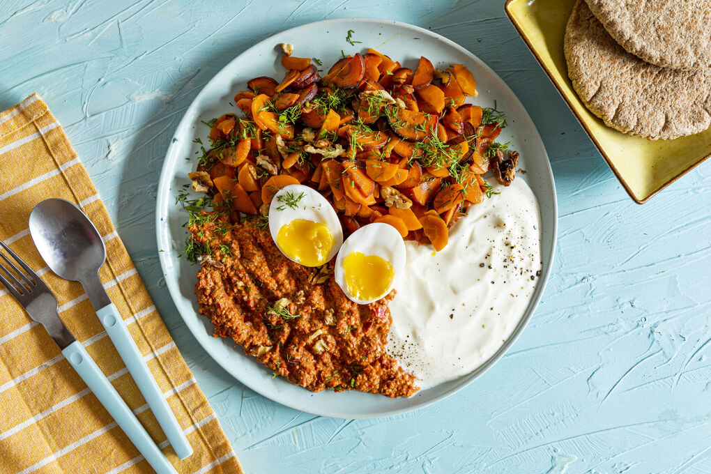 Ei an pikanter Paprika-Walnuss-Sauce mit Karotten, Joghurt und Pita