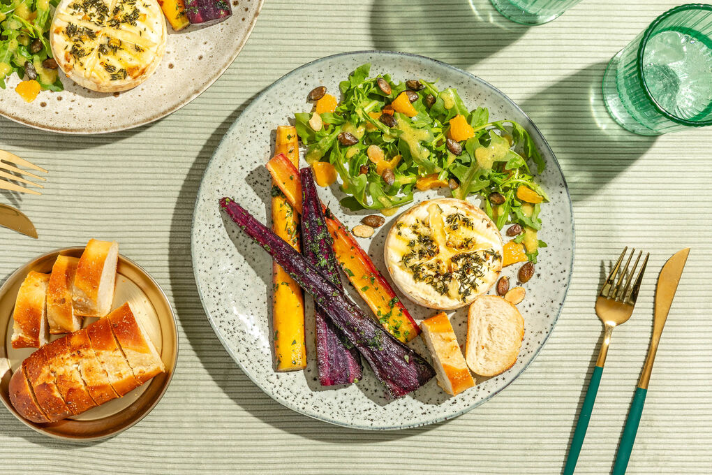 Glasierte Karotten und Camembert mit Knoblauchbrot und Rucola-Orangen-Salat