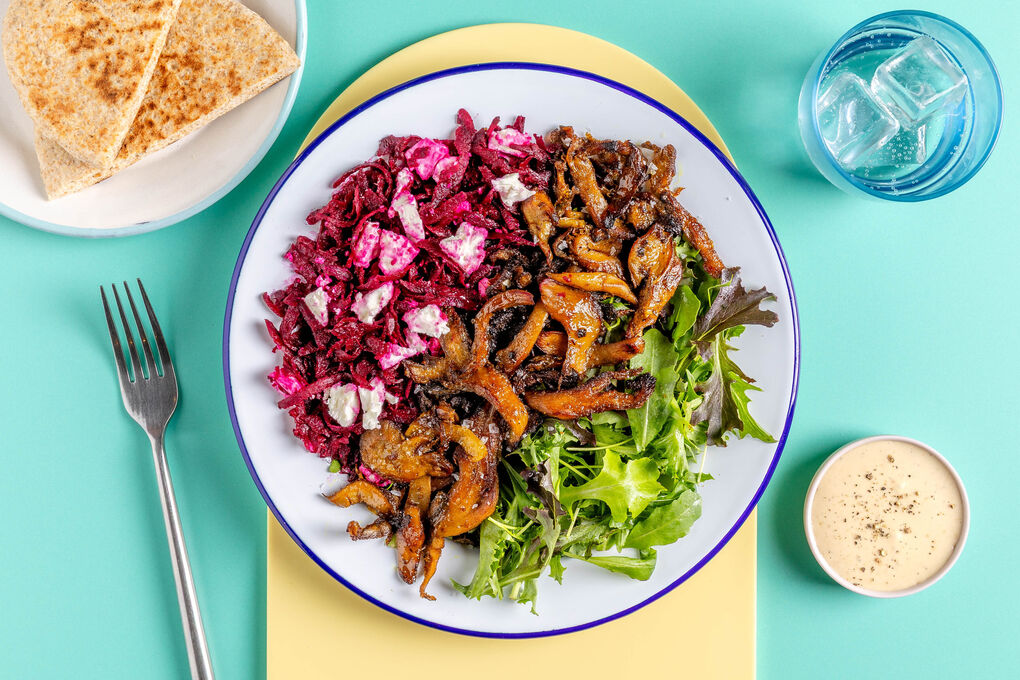 Schawarma-Pilze mit Feta-Bete-Mix dazu Vollkornpita und Tahini-Dip