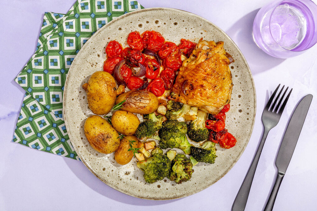 Brathähnchen mit Kartoffeln mit Brokkoli und Kirschtomaten
