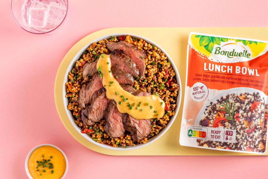 Rinderhüftsteak mit Käsesauce an Bulgur-Linsen-Bowl mit Gemüse