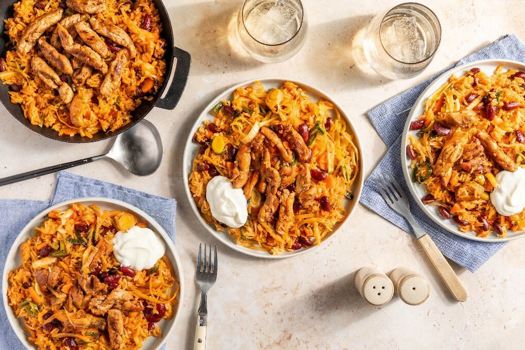 Würzige Reispfanne mit Hähnchen dazu bunter Gemüsemix und frischer Joghurt