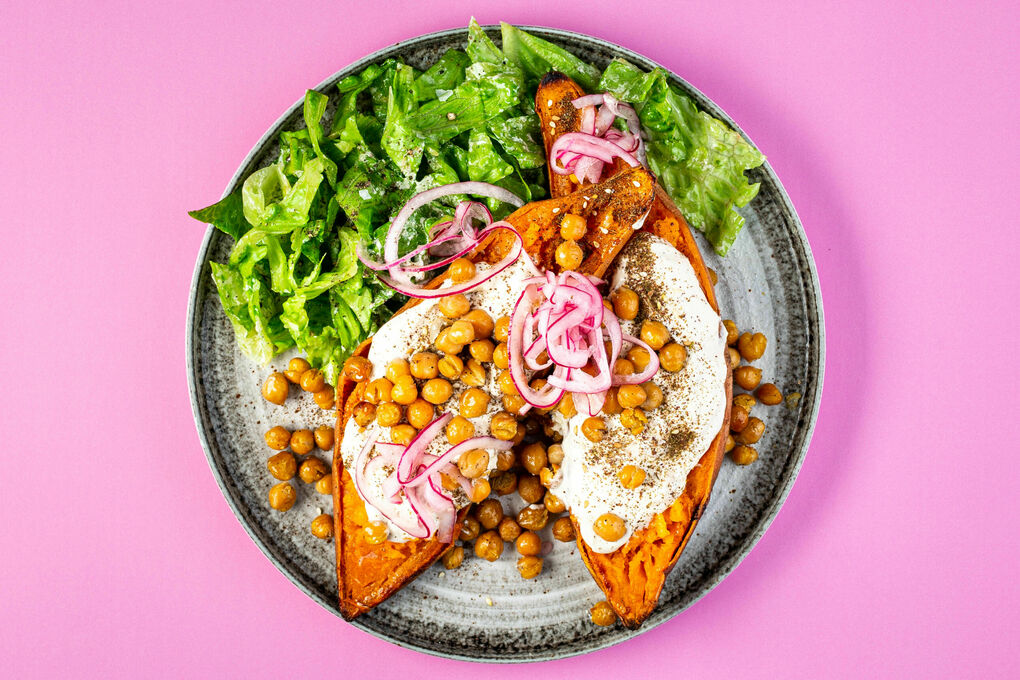 Ofen-Süßkartoffeln mit Knusper-Kichererbsen dazu frischer Salat mit Joghurt-Dressing