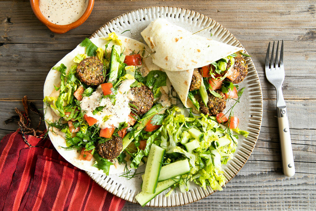 Falafel-Wraps mit Tahinisauce und fruchtiger Tomaten-Dill-Salsa