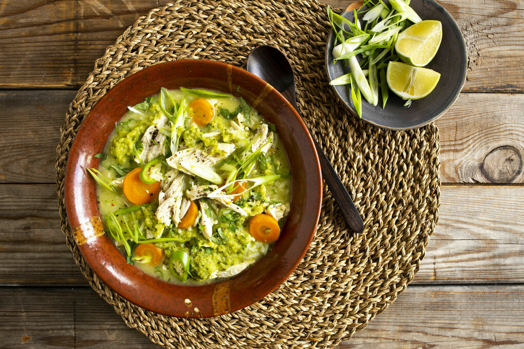 Peruanische Hühnersuppe mit Gemüse und Reis