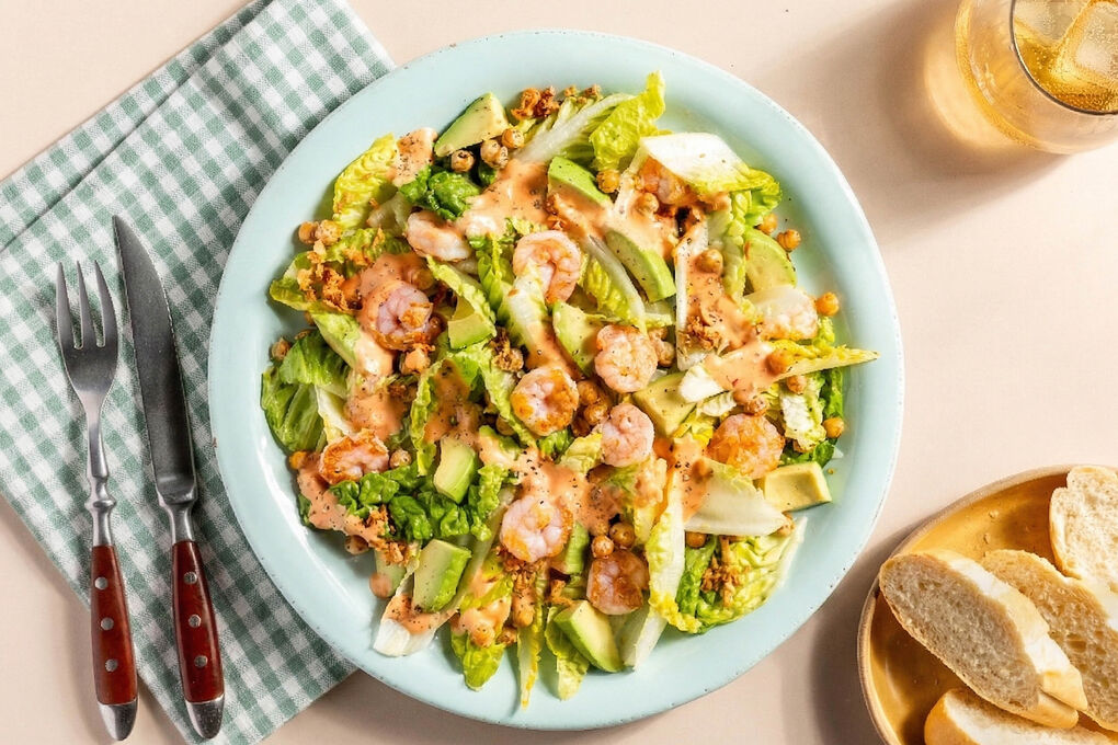 Feiner Avocado-Garnelen-Salat mit gerösteten Kichererbsen und Brötchen