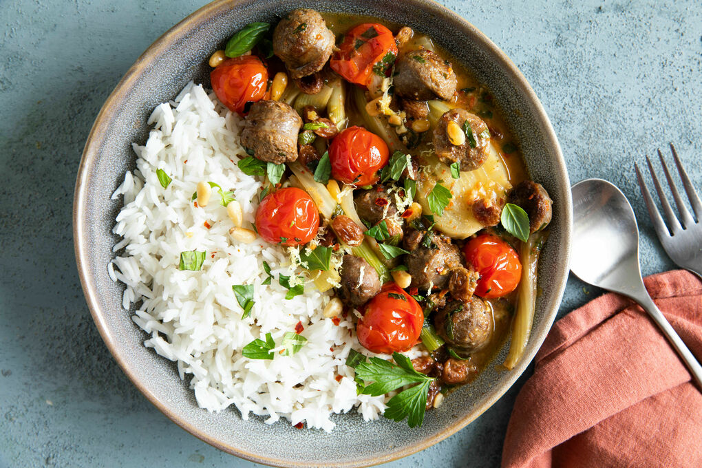 Sizilianisches Ragout mit Rindswurst mit Fenchel und Rosinen, dazu Reis
