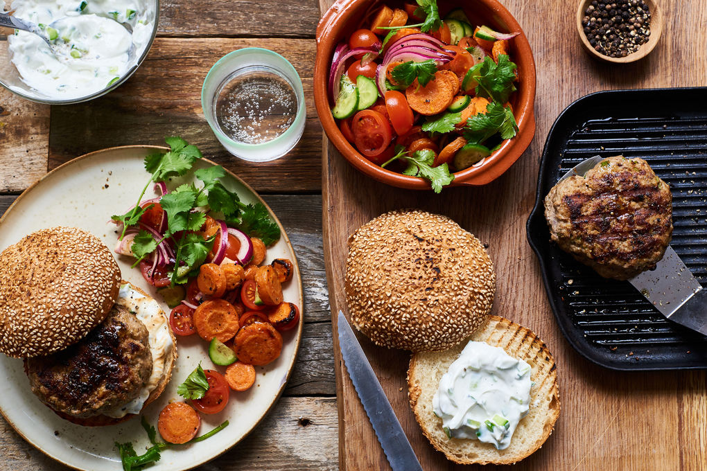 Indischer BBQ-Burger mit Karotten-Salat und Gurken-Joghurt