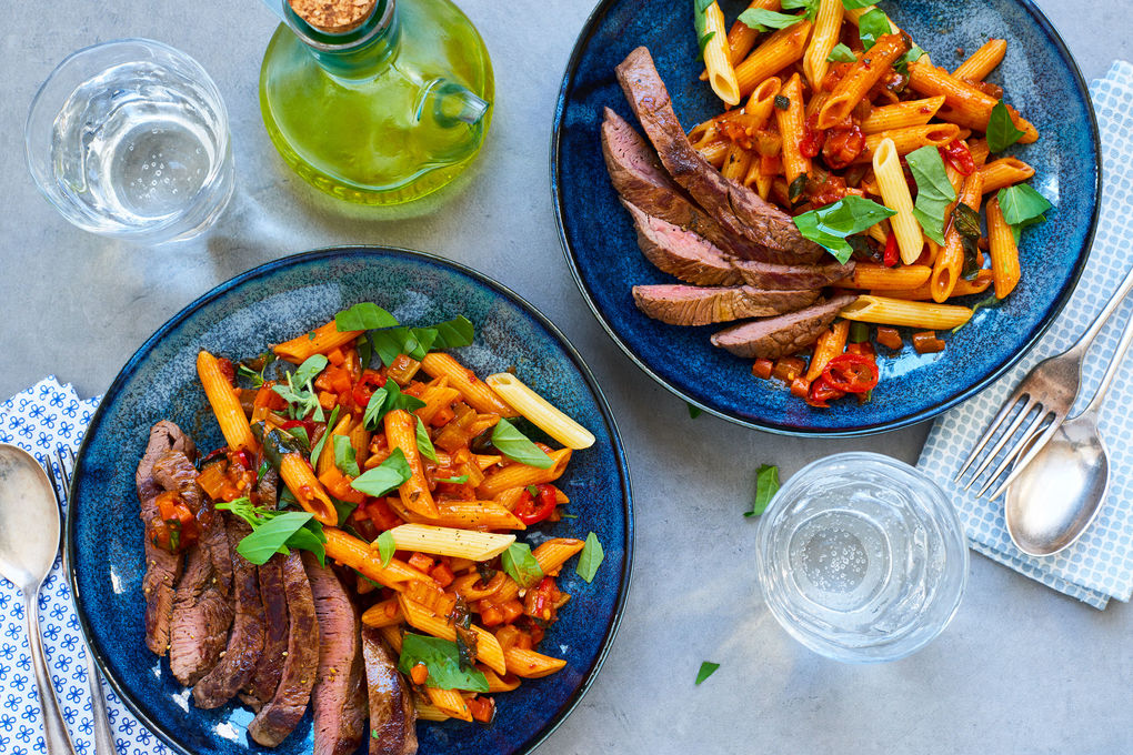 Penne Arrabbiata mit Rinder-Steak und geröstetem Knofi