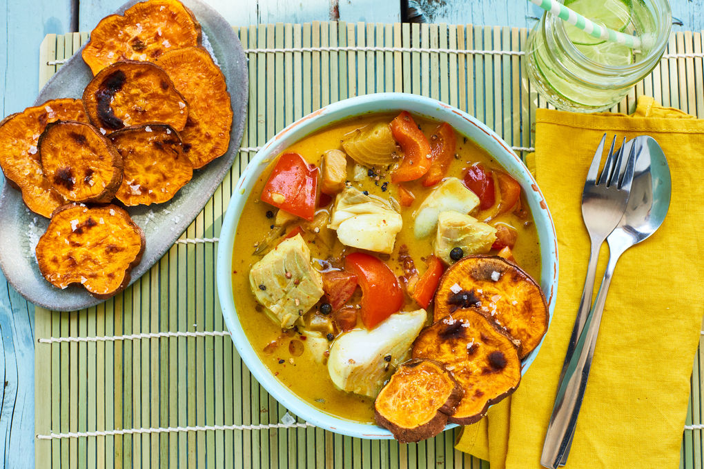 Karibisches Fisch-Curry mit Paprika, Ananas und Ofen-Süßkartoffel