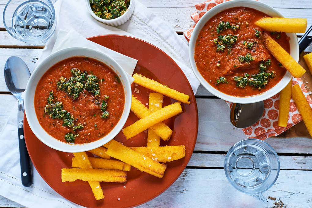 Sommerliche Gazpacho mit gerösteten Polenta-Pommes