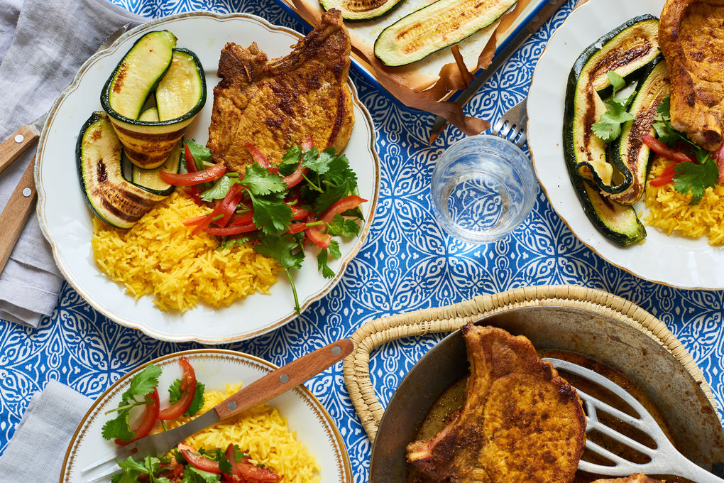 Tandoori-Schweinekoteletts mit Grill-Zucchini und Tomaten-Salsa
