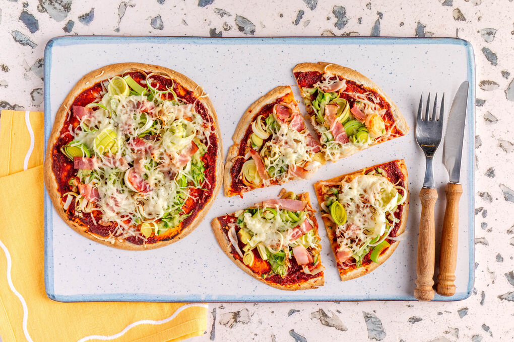 Schnelle „Tortilla-Pizza“ mit Bacon belegt mit Zucchini und Lauch