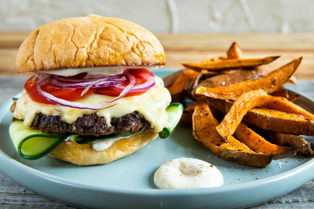 Smashed Burger mit Gurke dazu Süßkartoffelpommes und Dip