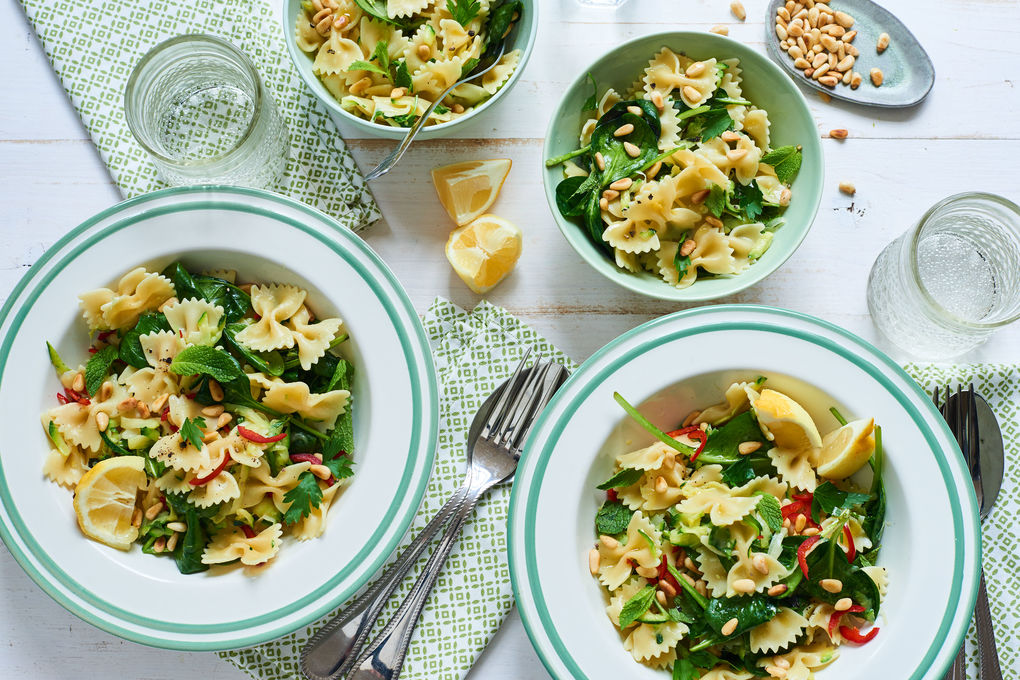 Schmetterlings-Pasta mit Zucchini, Lauch und Pinienkernen