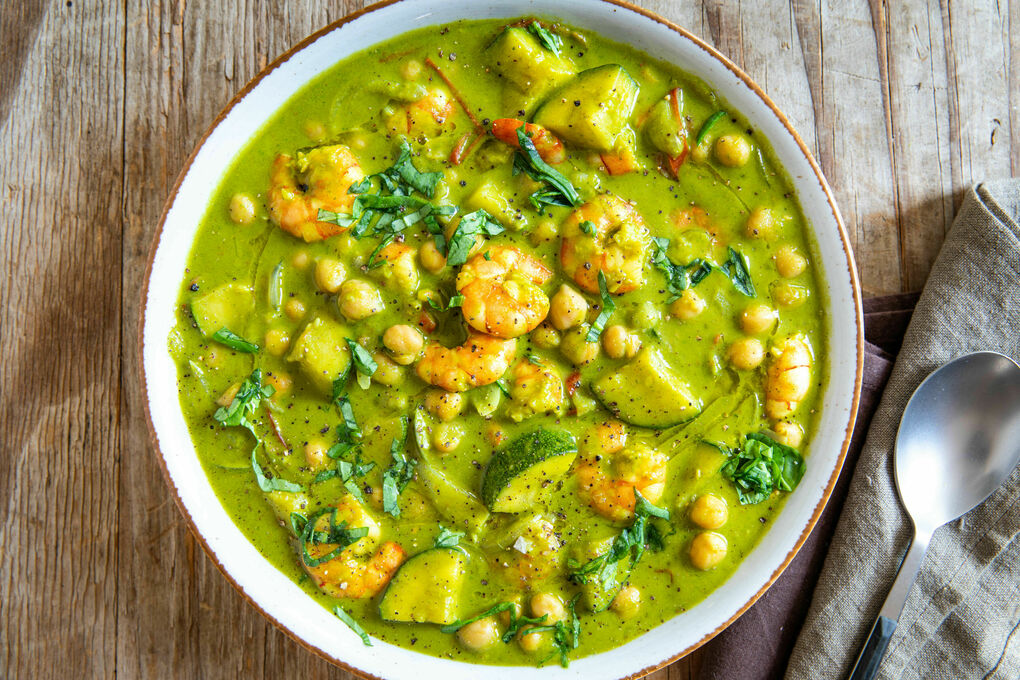 Grünes Garnelen-Kichererbsen-Curry Low Carb mit Zucchini und Spinat