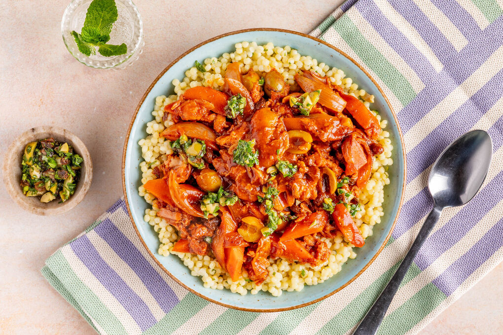 Pulled-Chicken-Tajine auf Perlencouscous mit würziger Oliven-Rosinen-Sauce